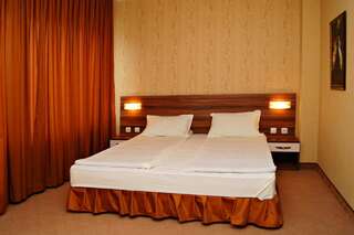 Отель Family Hotel Ramira Кюстендил Двухместный номер с 1 кроватью или 2 отдельными кроватями-4