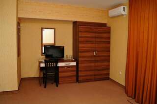 Отель Family Hotel Ramira Кюстендил Двухместный номер с 1 кроватью или 2 отдельными кроватями-7